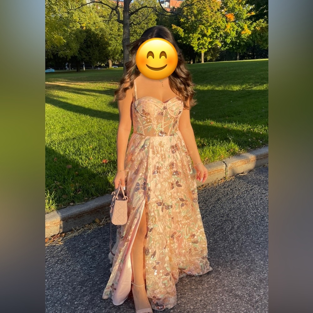 Beautiful pink dress with floral appliqué